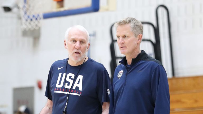 Gregg Popovich habla con el entrenador asistente del equipo de EE. UU. Steve Kerr