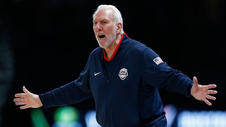 Gregg Popovich emite instrucciones desde la barrera durante la derrota del Equipo de EE. UU. Ante los Boomers