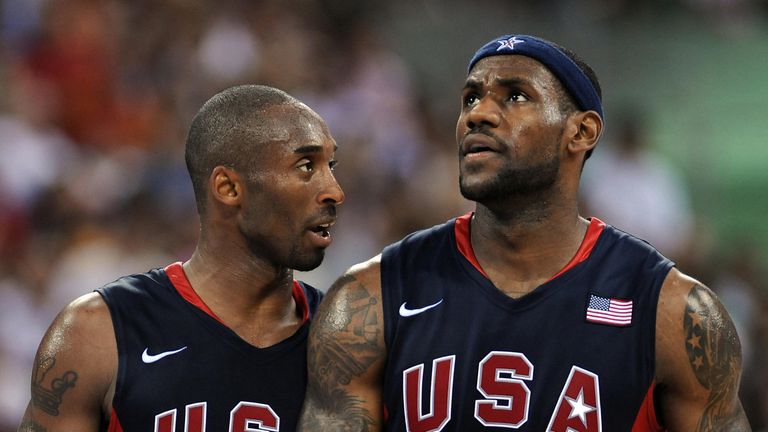 Kobe Bryant y LeBron James comparten una palabra en la cancha durante los Juegos Olímpicos de Beijing 2008