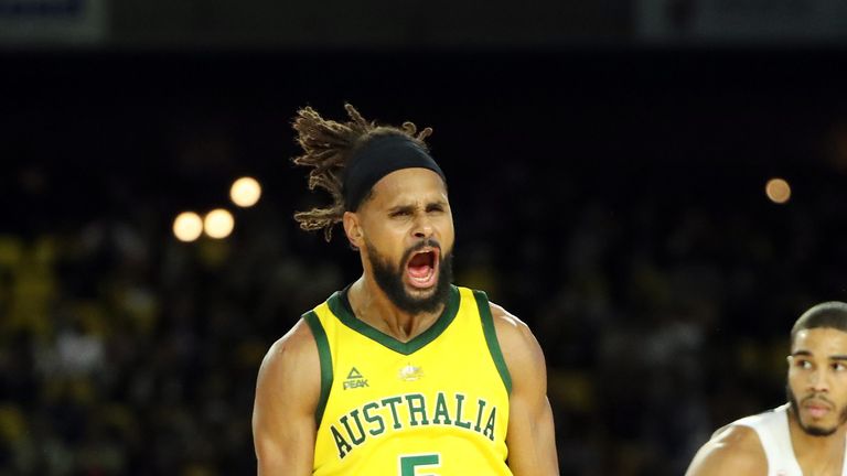 Patty Mills celebra una canasta en la victoria de Australia sobre el equipo de EE. UU.