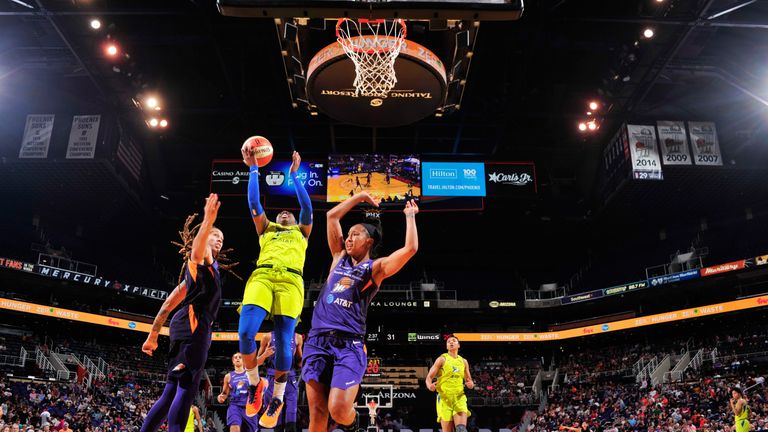 Phoenix Mercury players challenge Arike Ogunbowale&#39;s shot