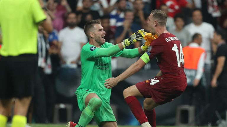 Adrian celebra su salvado de tiroteo con Jordan Henderson