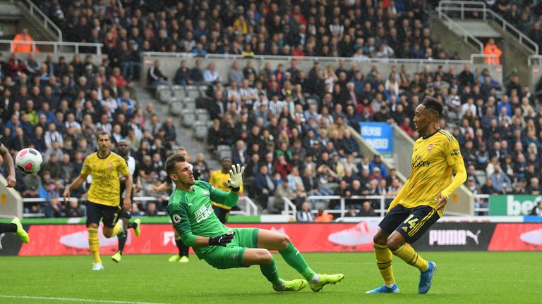 NEWCASTLE UPON TYNE, ENGLAND - AUGUST 11: Arsenal player Pierre-Emerick Aubameyang scores the winning goal past Newcastle goalkeeper Martin Dubravka during the Premier League match between Newcastle United and Arsenal FC at St. James Park on August 11, 2019 in Newcastle upon Tyne, United Kingdom. (Photo by Stu Forster/Getty Images)