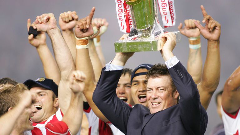 pic by Jeremy Rata/SWPIX.....Rugby Super League Final - St Helens v Hull FC, Old Trafford, Manchester......14/010/06..Picture Copyright - SWpix 01943608782..St Helen's coach Daniel Anderson lifts the superleague trophy