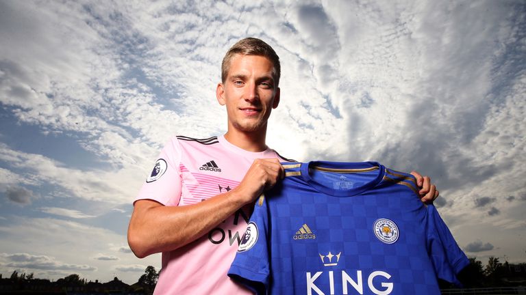  Leicester City unveil new signing Dennis Praet