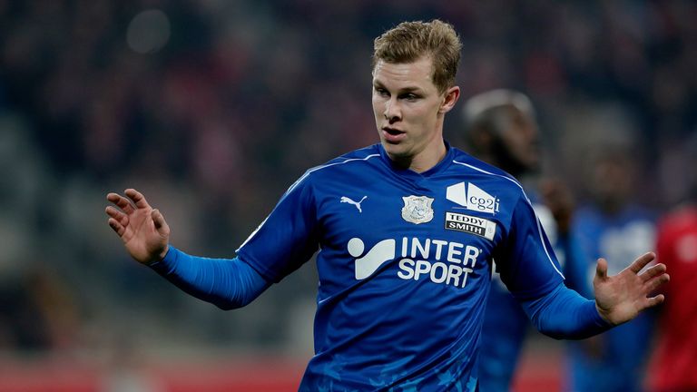 Amiens full-back Emil Krafth is set to undergo a medical ahead of a move to Newcastle United.