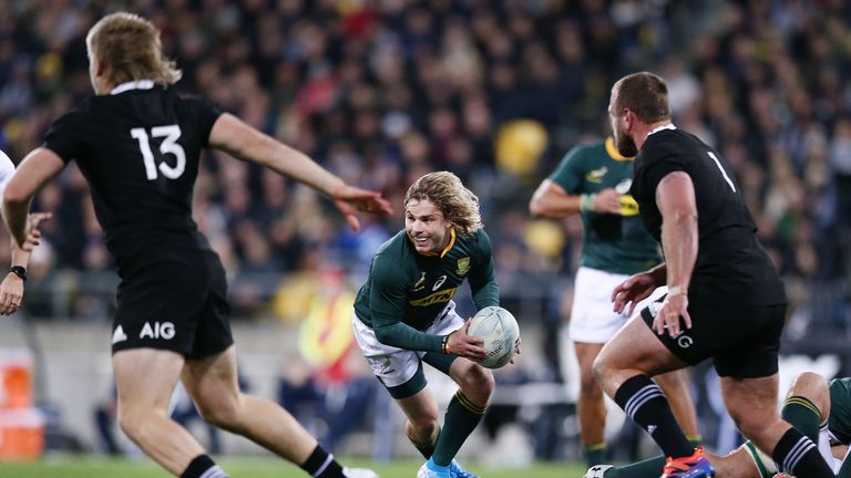 WELLINGTON, NEW ZEALAND - JULY 27: Faf de Klerk of the Springboks runs the ball during the 2019 Rugby Championship Test Match between New Zealand and South Africa at Westpac Stadium on July 27, 2019 in Wellington, New Zealand. (Photo by Anthony Au-Yeung/Getty Images)