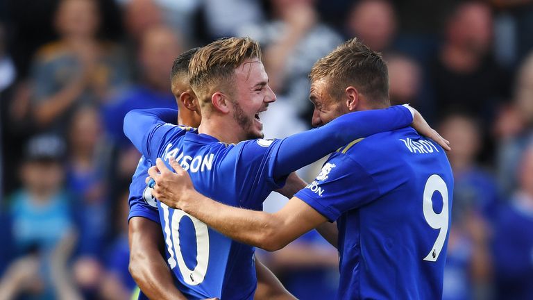 Jamie Vardy celebrates with team-mates after scoring Leicester&#39;s third goal