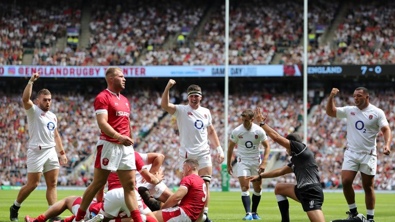 LONDON, ENGLAND - AUGUST 11: Joe Cokanasiga of England (obscured) scores his team's second try during the 2019 Quilter International match between England and Wales at Twickenham Stadium on August 11, 2019 in London, England. (Photo by Mike Hewitt/Getty Images)