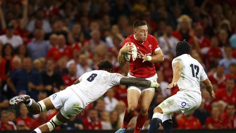 Josh Adams skips past the tackle of Billy Vunipola and Piers Francis