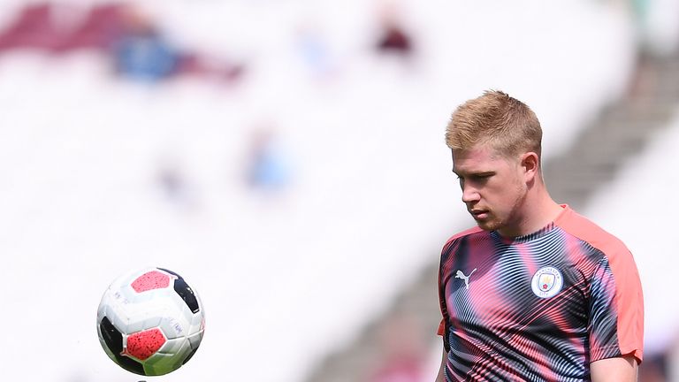 Kevin De Bruyne warms up before kick-off at the London Stadium