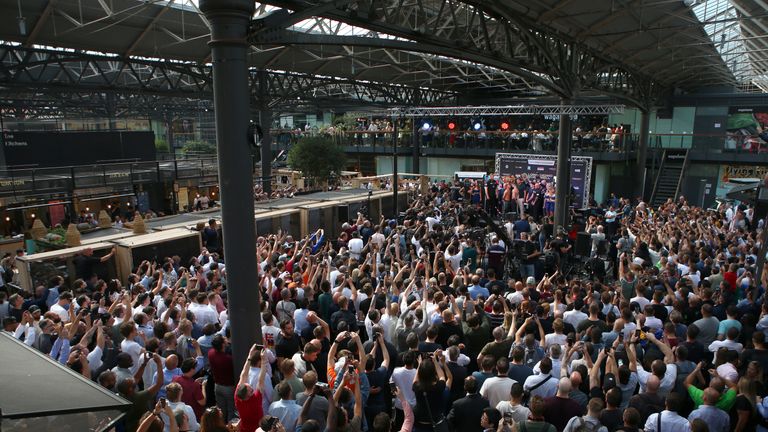 Lomachenko, Campbell weigh-in
