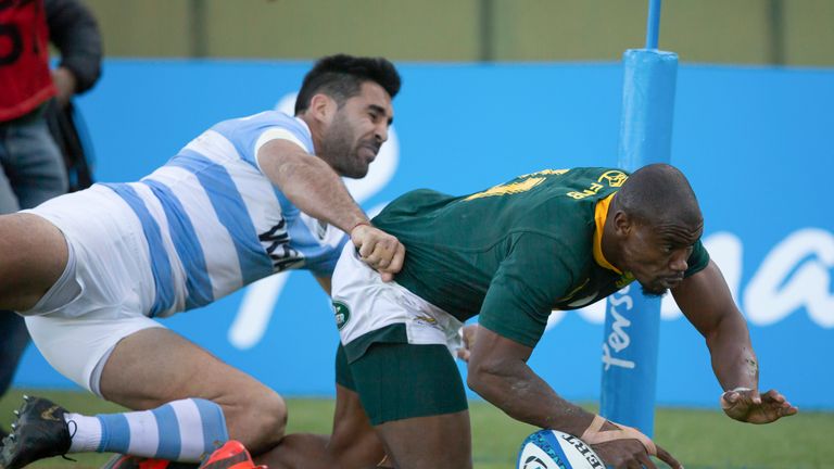 South Africa's Makazole Mapimpi scores a try in Salta