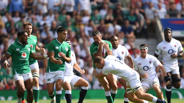 Rob Kearney is tackled by Sam Underhill during the scorching conditions