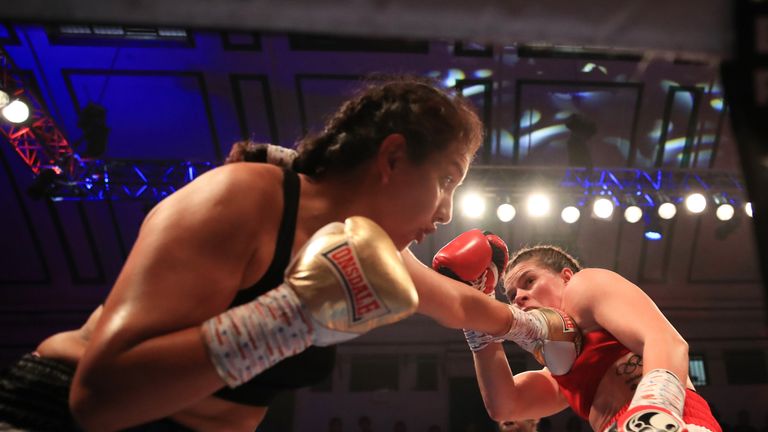 Savannah Marshall vs Alejandra Ayala
