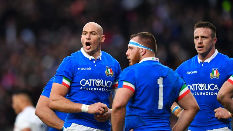 Sergio Parisse talking tactics mid-match in the Six Nations