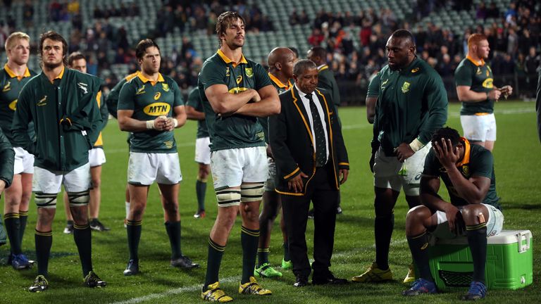 South Africa's Eben Etzebeth (C) and coach Allister Coetzee and teammates look on after the Rugby Championship match between New Zealand and South Africa at Albany Stadium in Auckland on September 16, 2017