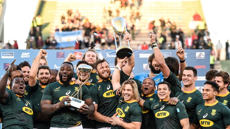 SALTA, ARGENTINA - AUGUST 10: Players of South Africa lift the Rugby Championship 2019 Trophy after winning a match between Argentina and South Africa as part of The Rugby Championship 2019 at Padre Ernesto Martearena Stadium on August 10, 2019 in Salta, Argentina. (Photo by Marcelo Endelli/Getty Images)