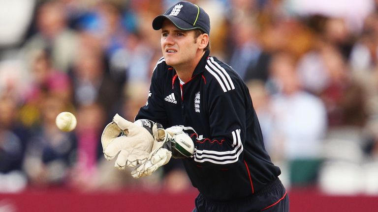 LONDON, ENGLAND - SEPTEMBER 20: Wicketkeeper Steven Davies of England catches the ball during the 4th NatWest One Day International between England and Pakistan at Lord's on September 20, 2010 in London, England. (Photo by Richard Heathcote/Getty Images)