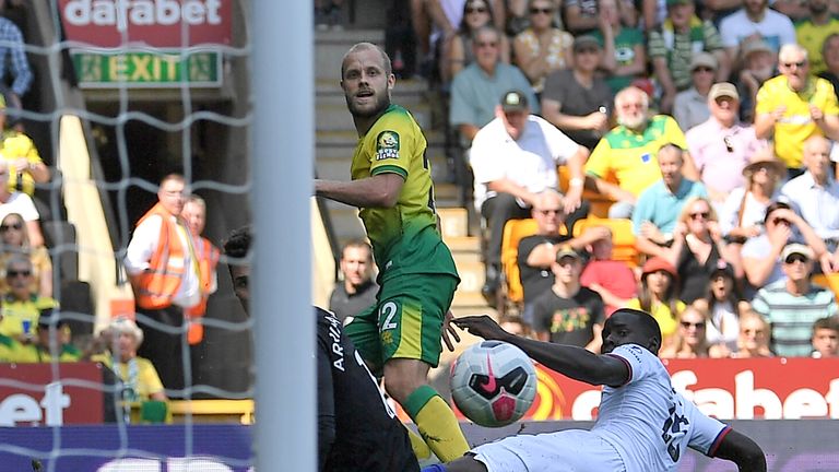 Teemu Pukki beats Kepa Arrizabalaga to bring Norwich level