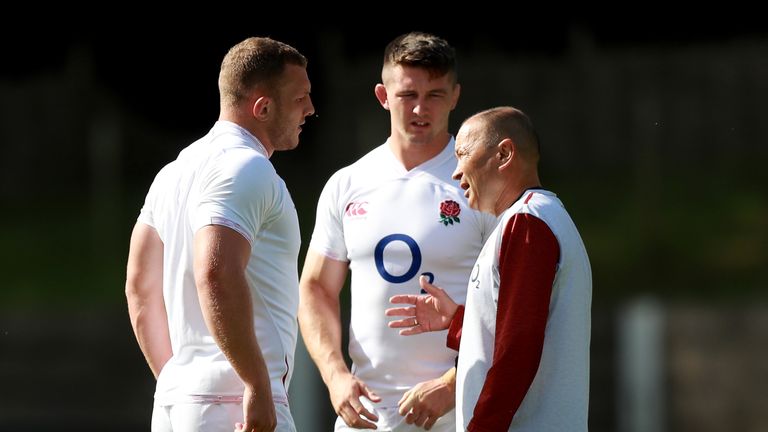 BAGSHOT, ENGLAND - AUGUST 23: Eddie Jones the England head coach talks to Sam Underhill (L) and Tom Curry during the England captain's run at Pennyhill Park on August 23, 2019 in Bagshot, England. (Photo by David Rogers/Getty Images)