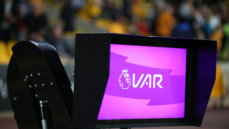 Una vista del lado del campo del sistema VAR durante un partido de la Premier League en Molineux