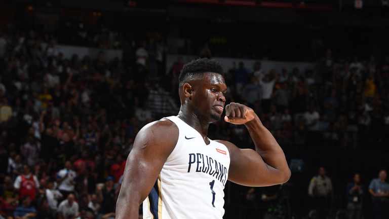 Zion Williamson se flexiona después de anotar en su debut en la Liga de Verano