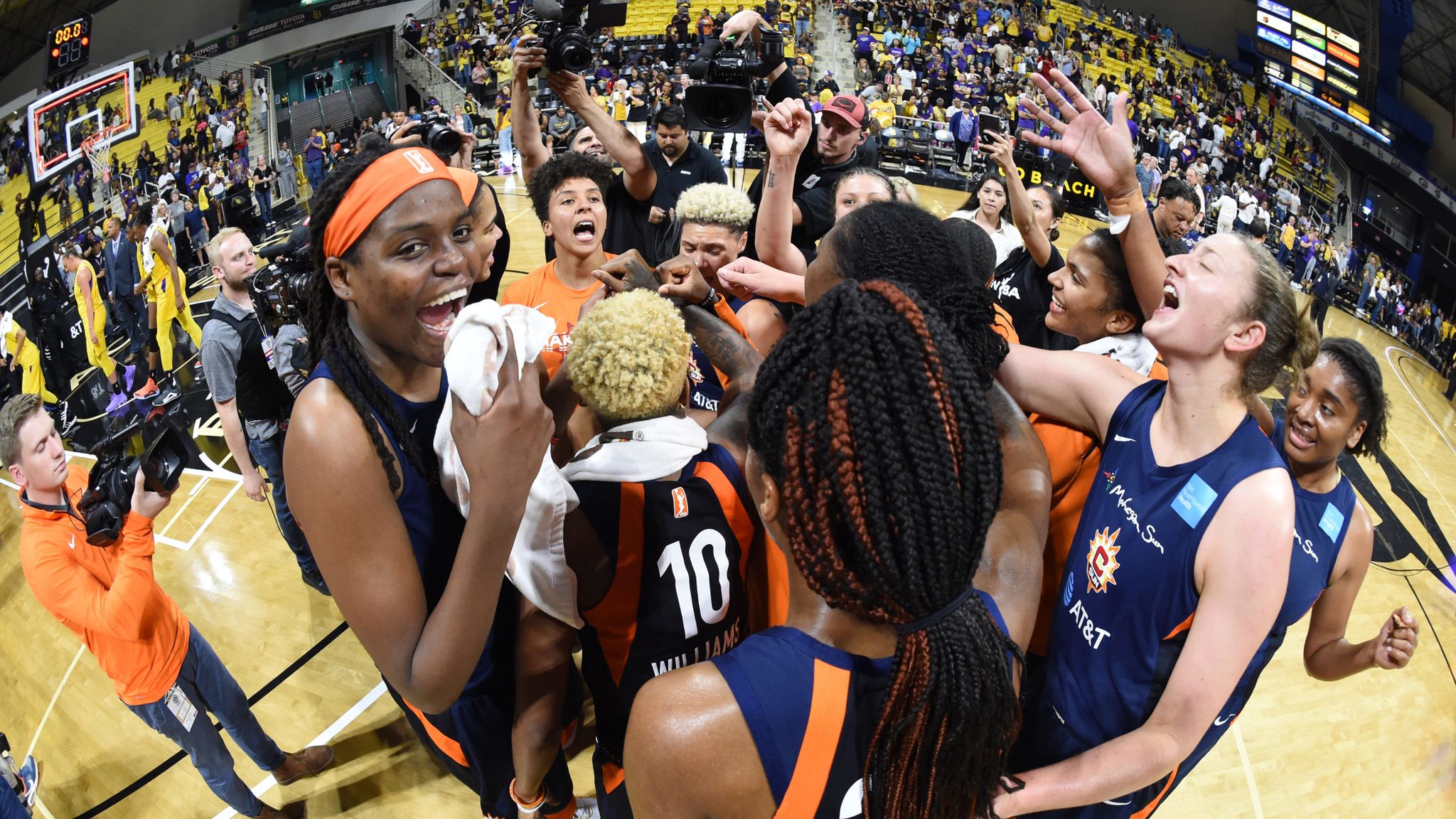 Connecticut Sun complete series sweep of Los Angeles Sparks to reach