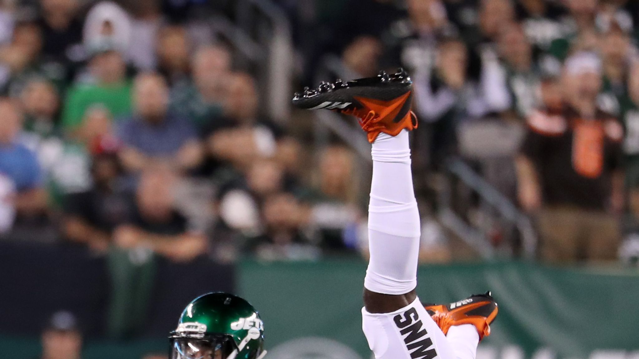 Browns: David Njoku 'having a hard time wearing his helmet' post-burns