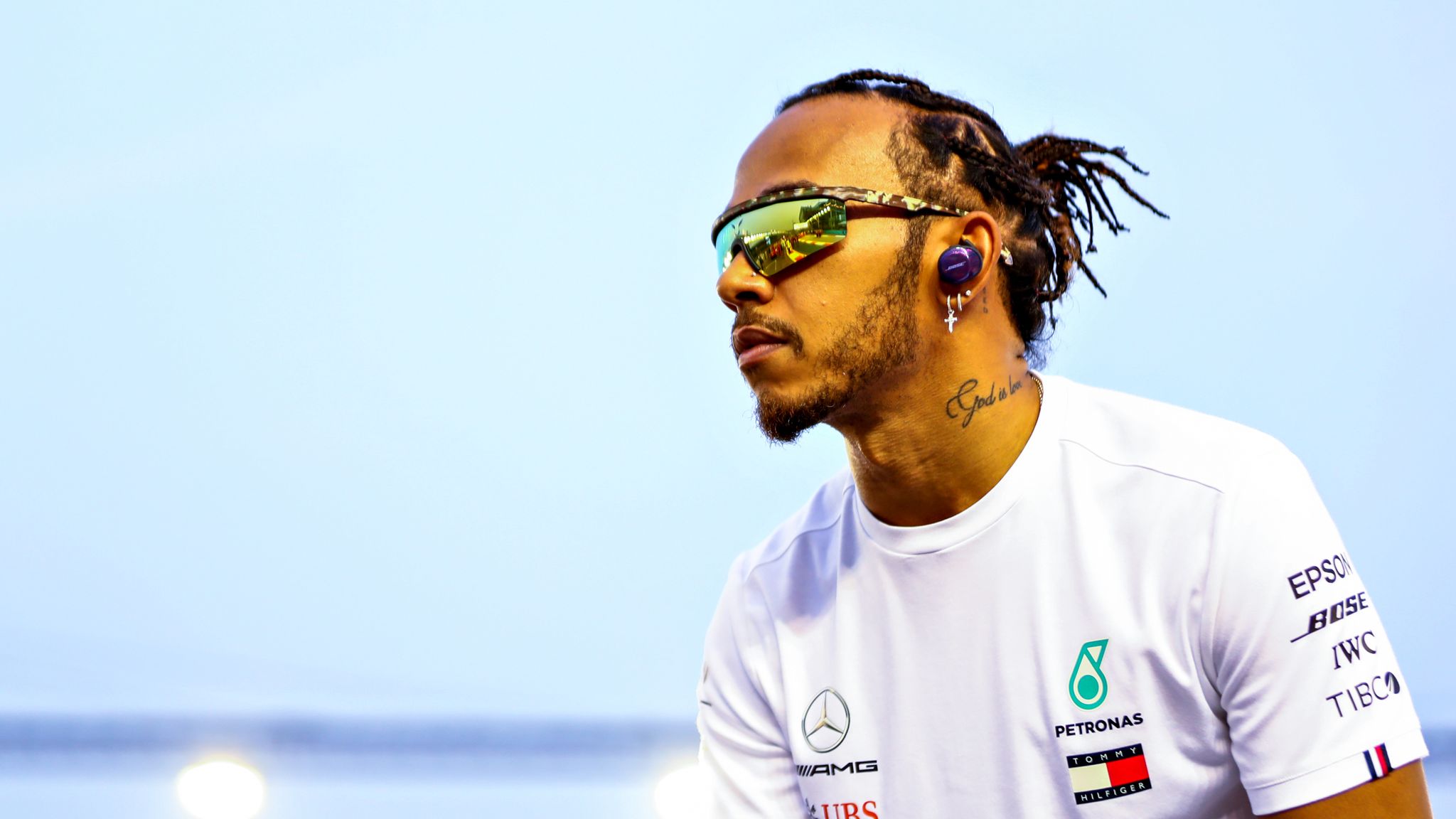 Льюис хэмилтон. Льюис Хэмилтон дреды. Lewis Hamilton. Хэмилтон дреды. Льюис Хэмилтон с дредами.