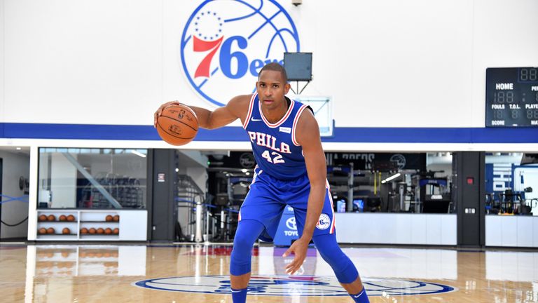 Al Horford posa para fotos mediáticas en las instalaciones de entrenamiento de los 76ers