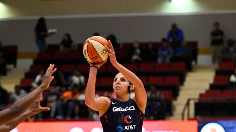 Elene Delle Donne spots up for the Washington Mystics against New York Liberty