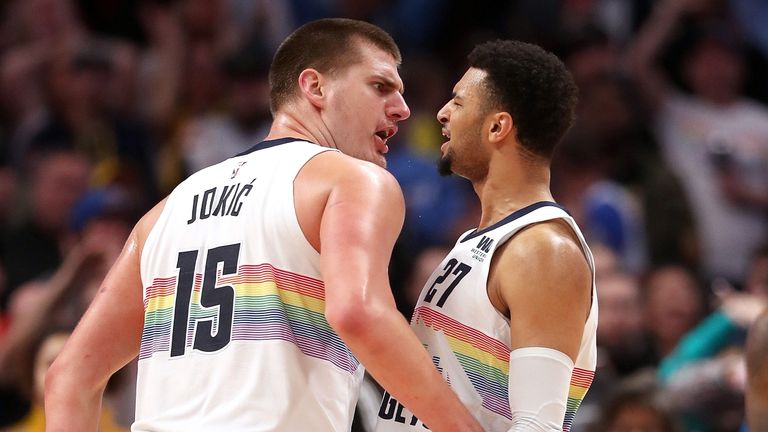 Nikola Jokic y Jamal Murray celebran una victoria de la temporada regular de los Nuggets