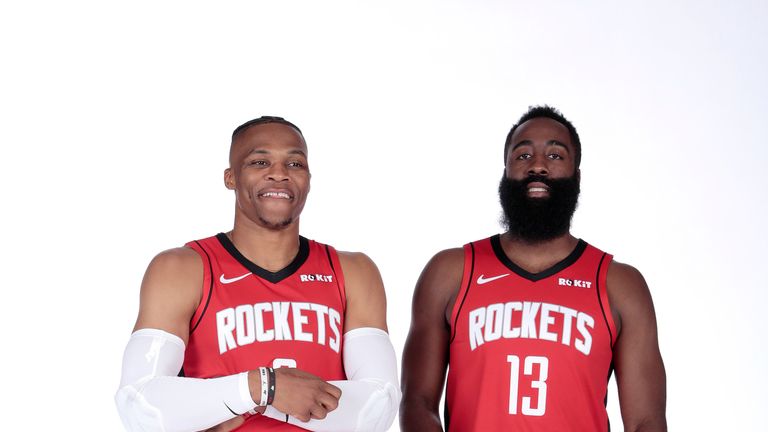 Russell Westbrook y James Harden posan juntos en el día de los medios de los Rockets de Houston