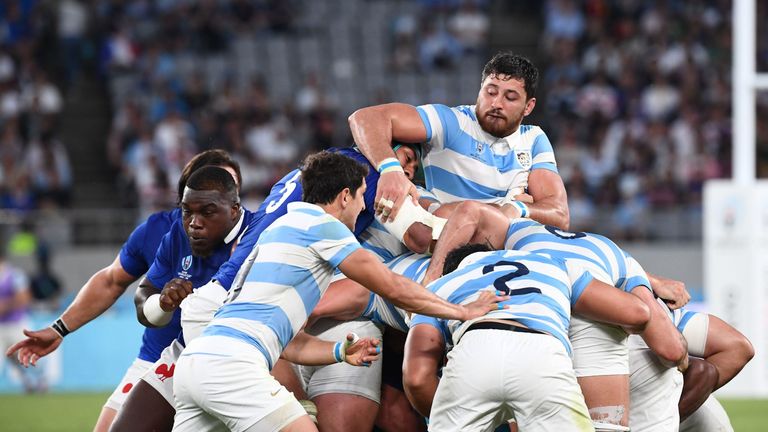 Argentina's number 8 Javier Ortega Desio (C) vies in a maul during the Japan 2019 Rugby World Cup Pool C match between France and Argentina at the Tokyo Stadium in Tokyo on September 21, 2019. (Photo by FRANCK FIFE / AFP) (Photo credit should read FRANCK FIFE/AFP/Getty Images)