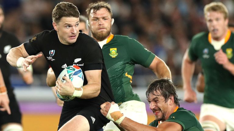 Beauden Barrett takes on Eben Etzebeth