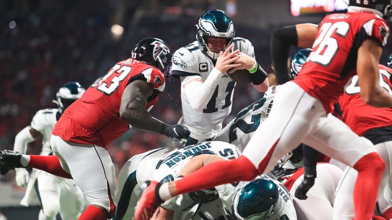 Carson Wentz (#11) dives for a touchdown that gave Philadelphia a late lead