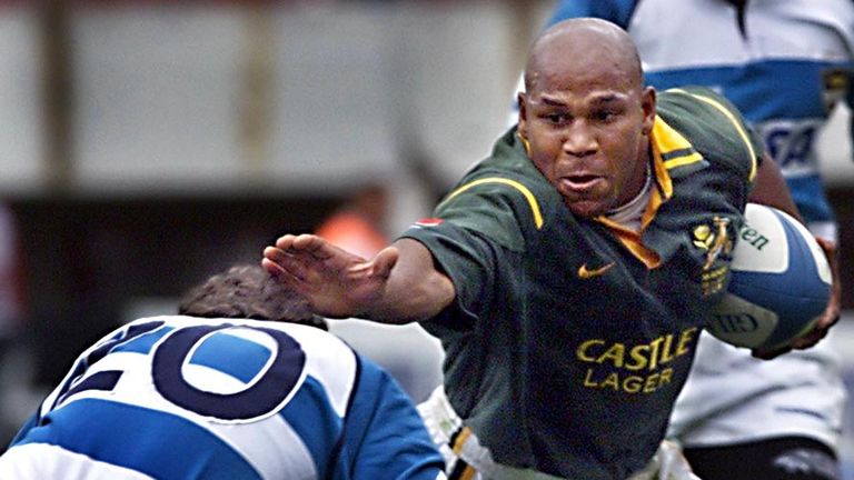 Chester Williams of South Africa (L) tries to tackle Felipe Contepomi of Argentina (R) 12 November 2000 during a test match at the Monumental Stadium of Buenos Aires. Springboks won 37-33. 
