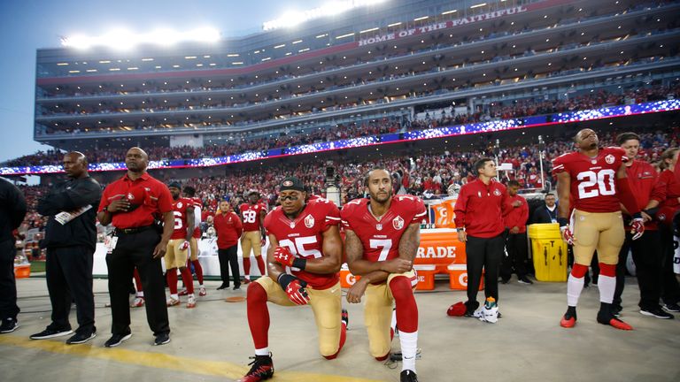 Eric Reid y Colin Kaepernick de los San Francisco 49ers se arrodillan durante el himno de los Estados Unidos 