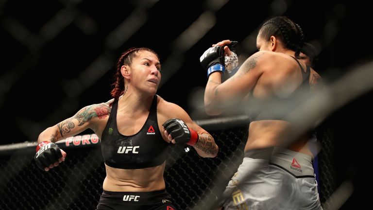 Cris Cyborg de Brasil (izquierda) es golpeada por Amanda Nunes (derecha) durante un combate de peso Feather's Feather durante el evento UFC 232 dentro del Foro el 29 de diciembre de 2018 en Inglewood, California.