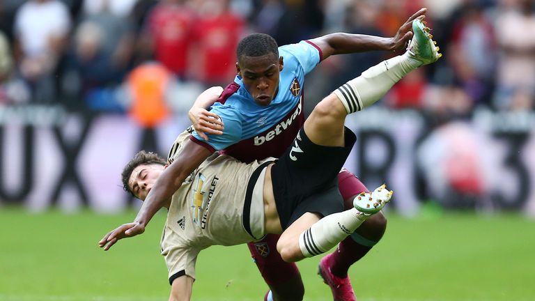 Manchester United&#39;s Daniel James battles for the ball at West Ham United
