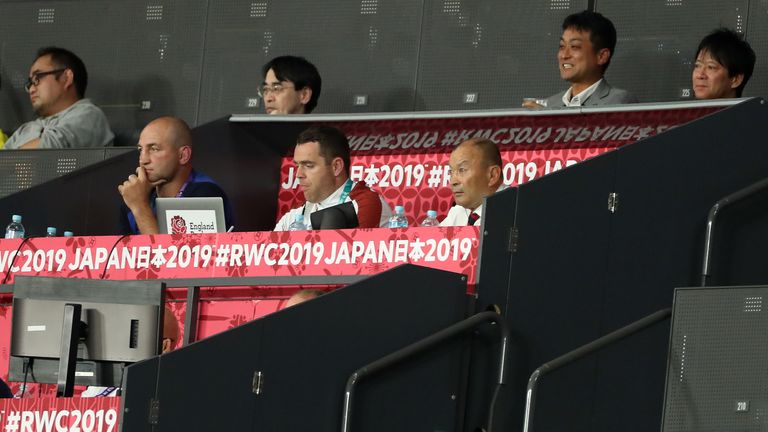 El entrenador de Inglaterra Eddie Jones y el cuerpo técnico miran en el choque con Tonga