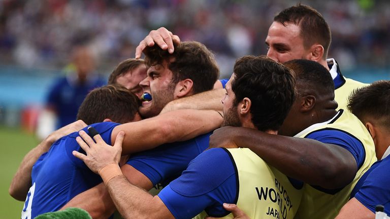 Los jugadores de Francia celebran después de vencer a Argentina en su primer partido de la Copa Mundial