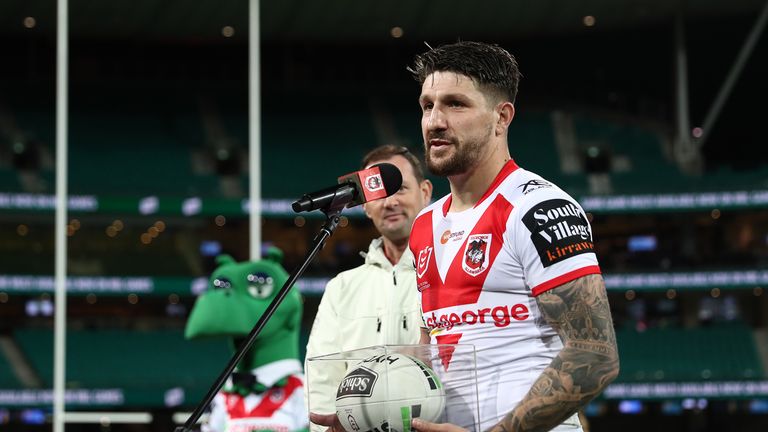 SYDNEY, AUSTRALIA - SEPTEMBER 01: Gareth Widdop of the Dragons speaks to the crowd following the round 24 NRL match between the St George Illawarra Dragons and the Wests Tigers at Sydney Cricket Ground on September 01, 2019 in Sydney, Australia. (Photo by Mark Metcalfe/Getty Images)