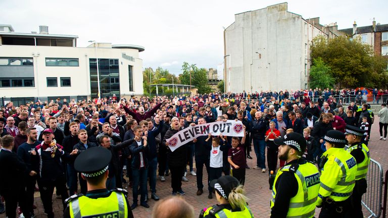 Los fanáticos de Hearts protestan fuera de Tynecastle luego de su derrota por 3-2 ante Motherwell