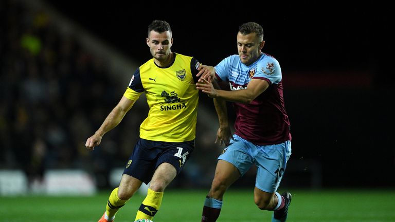 Jack Wilshere de West Ham en acción contra Oxford