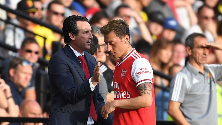 Unai Emery subs off Mesut Ozil in Arsenal's draw at Watford