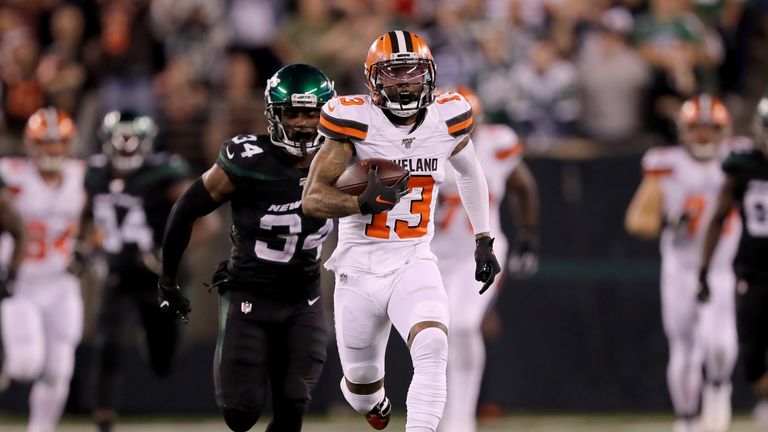 Odell Beckham Jr. of the Cleveland Browns breaks free from Brian Poole of the New York Jets to run the ball 89 yards in for the touchdown in the third quarter at MetLife Stadium