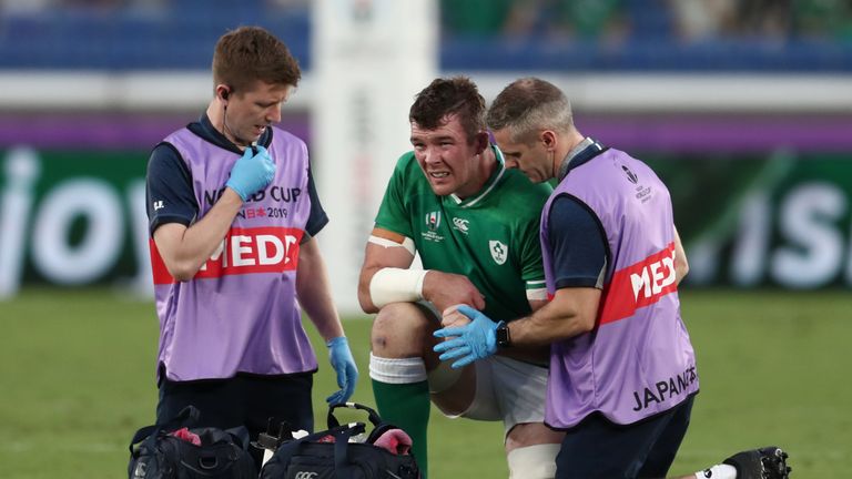 Ireland's flanker Peter O'Mahony (C) receives medical attention during the Japan 2019 Rugby World Cup Pool A match between Ireland and Scotland at the International Stadium Yokohama in Yokohama on September 22, 2019. (Photo by Behrouz MEHRI / AFP) (Photo credit should read BEHROUZ MEHRI/AFP/Getty Images)