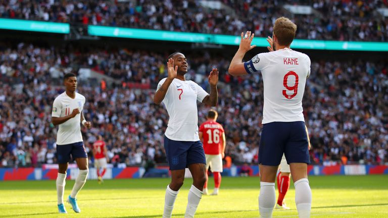 Sterling celebra su gol con Harry Kane